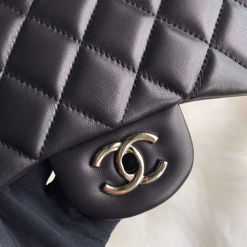 Chanel CF A01113 Jumbo Classic Flap Bag v černé barvě z jehněčí kůže, stříbrná