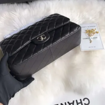 Chanel CF A01113 Jumbo Classic Flap Bag v černé barvě z jehněčí kůže, stříbrná
