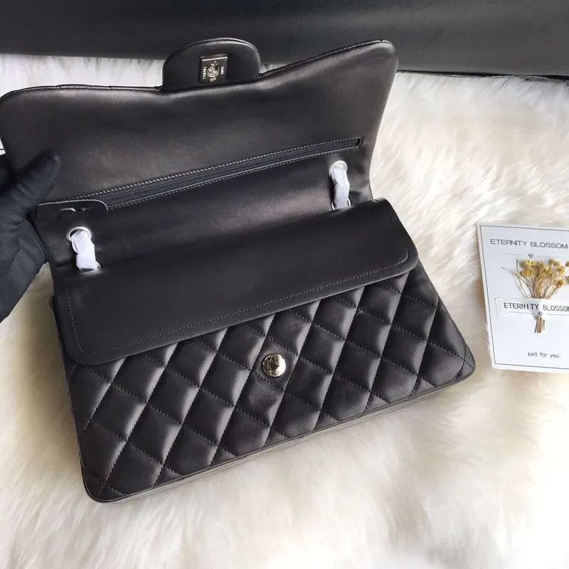 Chanel CF A01113 Jumbo Classic Flap Bag v černé barvě z jehněčí kůže, stříbrná