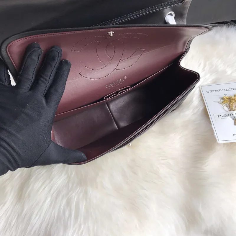 Chanel CF A01113 Jumbo Classic Flap Bag v černé barvě z jehněčí kůže, stříbrná