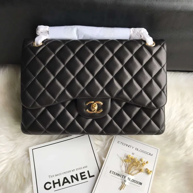 Chanel CF A01113 Jumbo Classic Flap Bag v černé barvě z jehněčí kůže se zlatými detaily