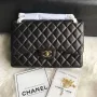 Chanel CF A01113 Jumbo Classic Flap Bag v černé barvě z jehněčí kůže se zlatými detaily