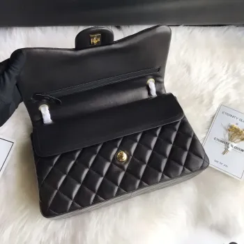 Chanel CF A01113 Jumbo Classic Flap Bag v černé barvě z jehněčí kůže se zlatými detaily