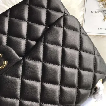 Chanel CF A01113 Jumbo Classic Flap Bag v černé barvě z jehněčí kůže se zlatými detaily