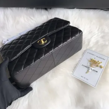 Chanel CF A01113 Jumbo Classic Flap Bag v černé barvě z jehněčí kůže se zlatými detaily