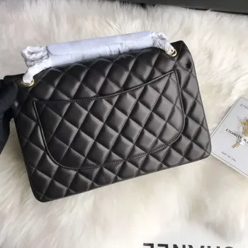 Chanel CF A01113 Jumbo Classic Flap Bag v černé barvě z jehněčí kůže se zlatými detaily