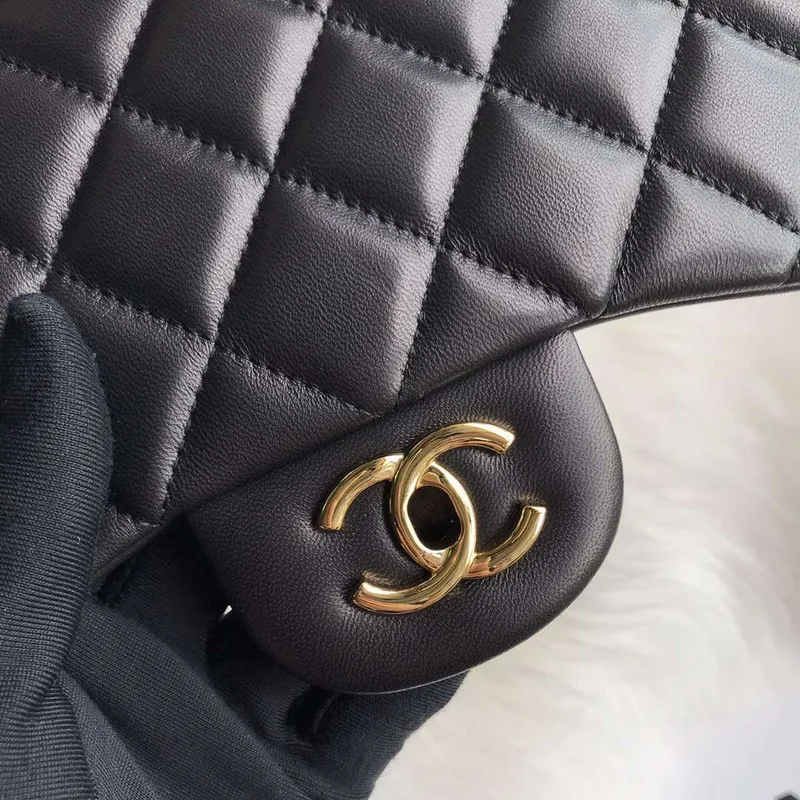 Chanel CF A01113 Jumbo Classic Flap Bag v černé barvě z jehněčí kůže se zlatými detaily
