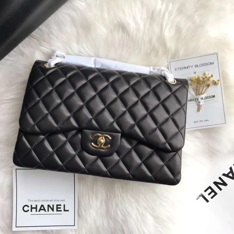 Chanel CF A01113 Jumbo Classic Flap Bag v černé barvě z jehněčí kůže se zlatými detaily