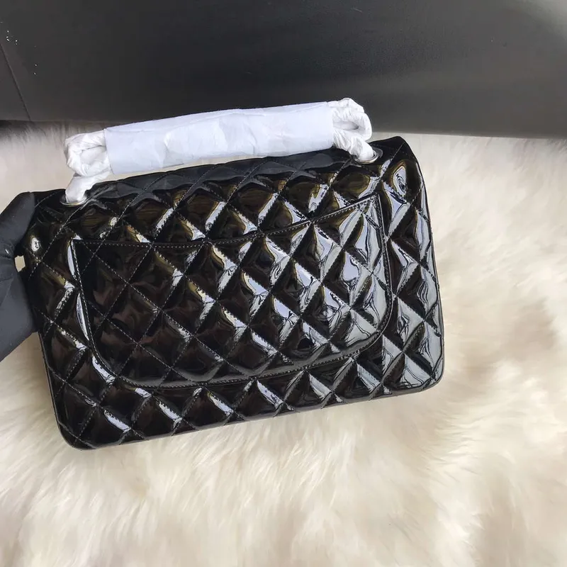 Chanel CF A01113 Jumbo Classic Flap Bag v černé lakované kůži se stříbrnými detaily