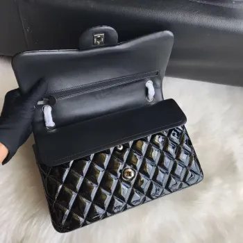 Chanel CF A01113 Jumbo Classic Flap Bag v černé lakované kůži se stříbrnými detaily