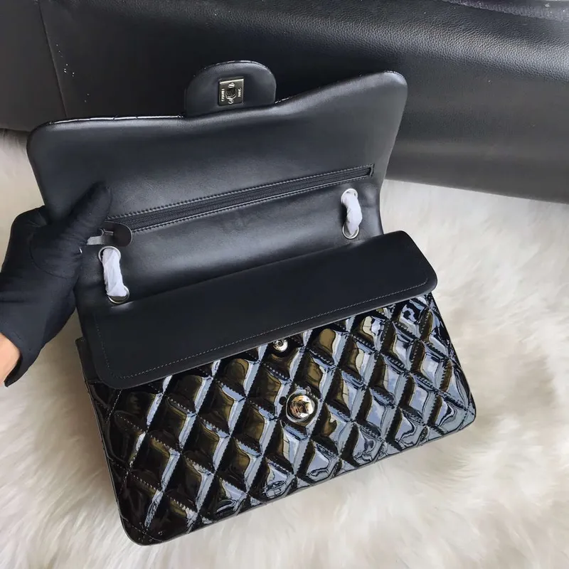 Chanel CF A01113 Jumbo Classic Flap Bag v černé lakované kůži se stříbrnými detaily