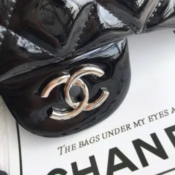 Chanel CF A01113 Jumbo Classic Flap Bag v černé lakované kůži se stříbrnými detaily