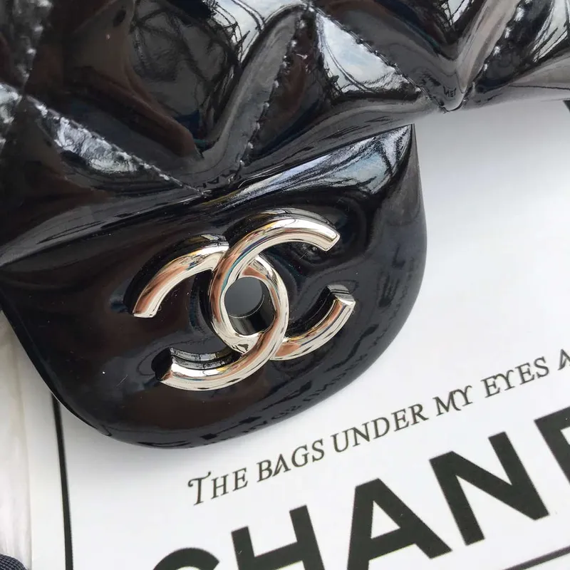 Chanel CF A01113 Jumbo Classic Flap Bag v černé lakované kůži se stříbrnými detaily