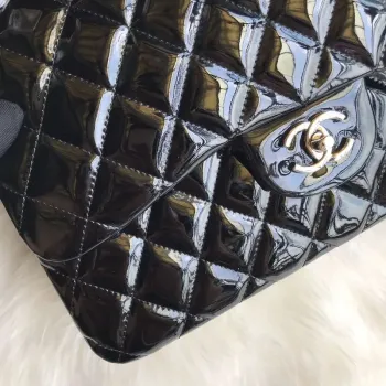 Chanel CF A01113 Jumbo Classic Flap Bag v černé lakované kůži se stříbrnými detaily