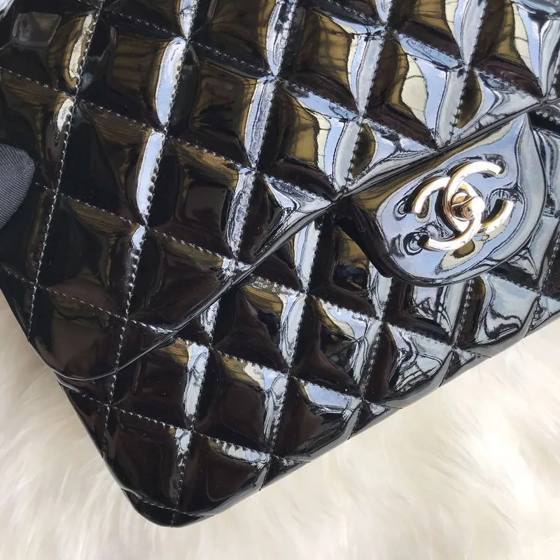 Chanel CF A01113 Jumbo Classic Flap Bag v černé lakované kůži se stříbrnými detaily