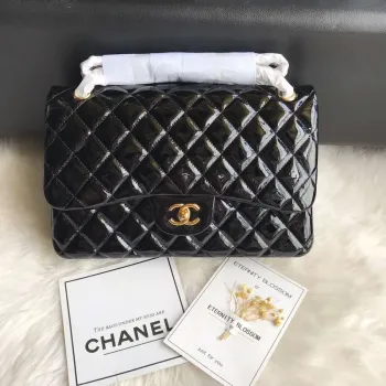 Chanel CF A01113 Jumbo Classic Flap Bag v černé lakované kůži se zlatem