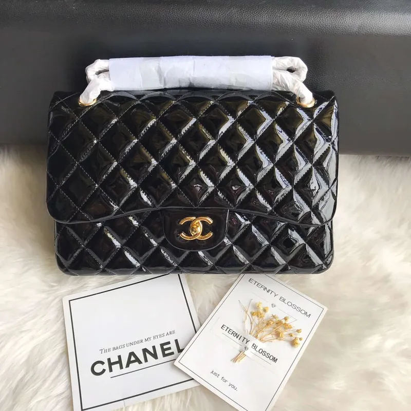 Chanel CF A01113 Jumbo Classic Flap Bag v černé lakované kůži se zlatem