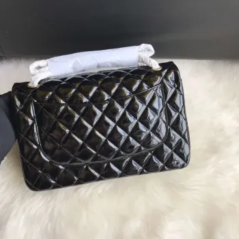 Chanel CF A01113 Jumbo Classic Flap Bag v černé lakované kůži se zlatem