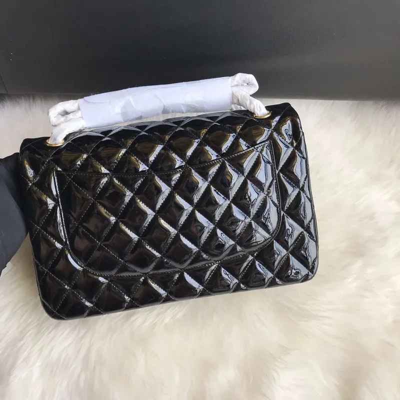 Chanel CF A01113 Jumbo Classic Flap Bag v černé lakované kůži se zlatem