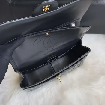 Chanel CF A01113 Jumbo Classic Flap Bag v černé lakované kůži se zlatem
