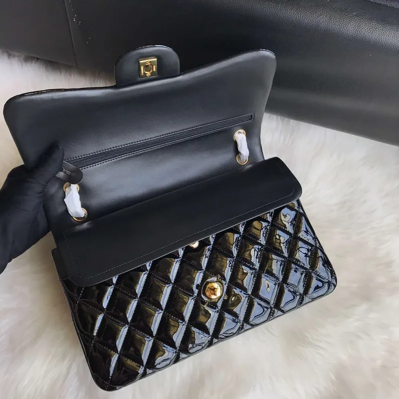 Chanel CF A01113 Jumbo Classic Flap Bag v černé lakované kůži se zlatem