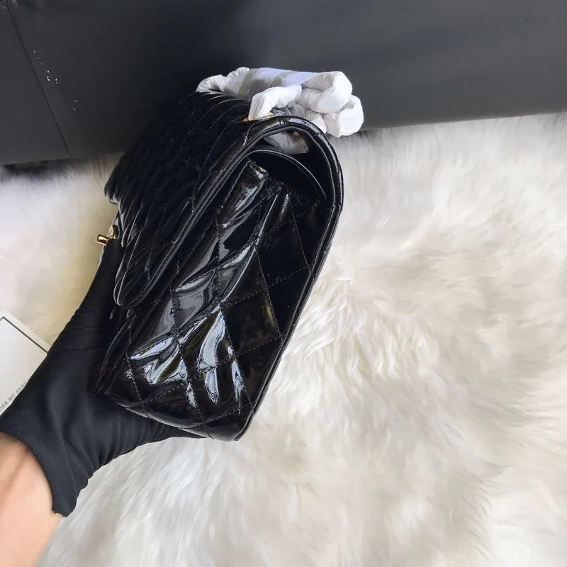 Chanel CF A01113 Jumbo Classic Flap Bag v černé lakované kůži se zlatem