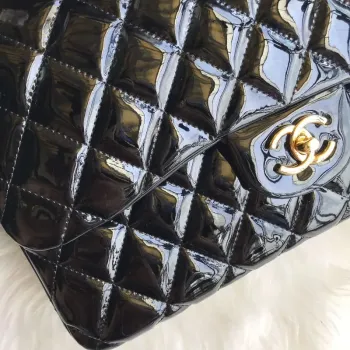 Chanel CF A01113 Jumbo Classic Flap Bag v černé lakované kůži se zlatem