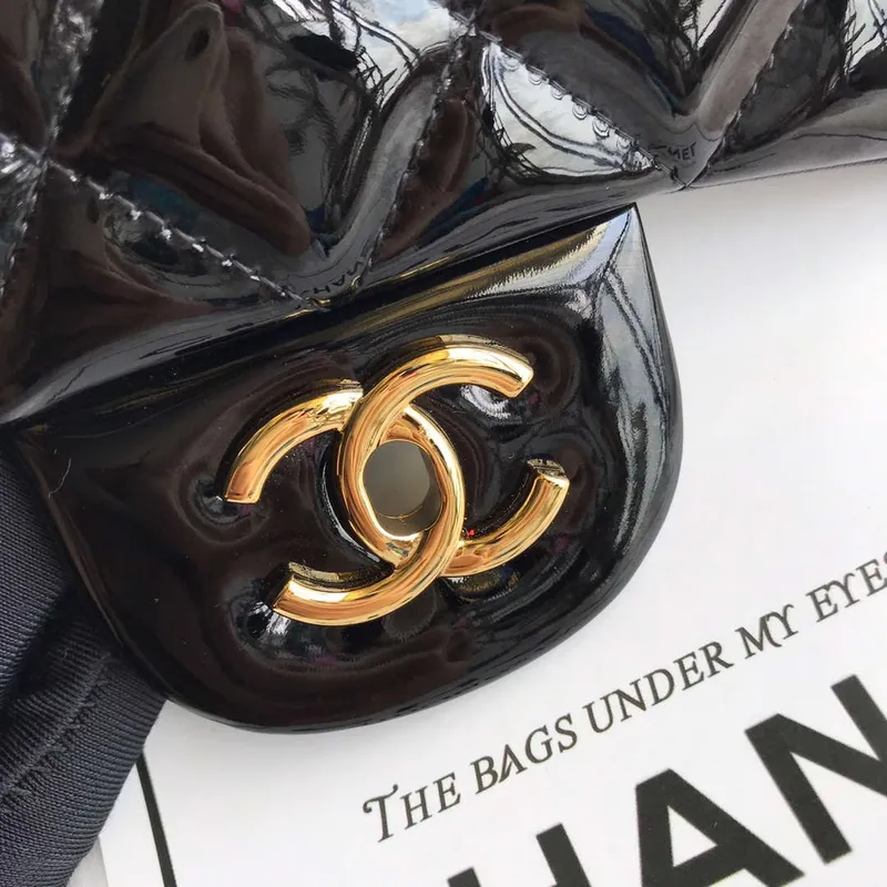 Chanel CF A01113 Jumbo Classic Flap Bag v černé lakované kůži se zlatem
