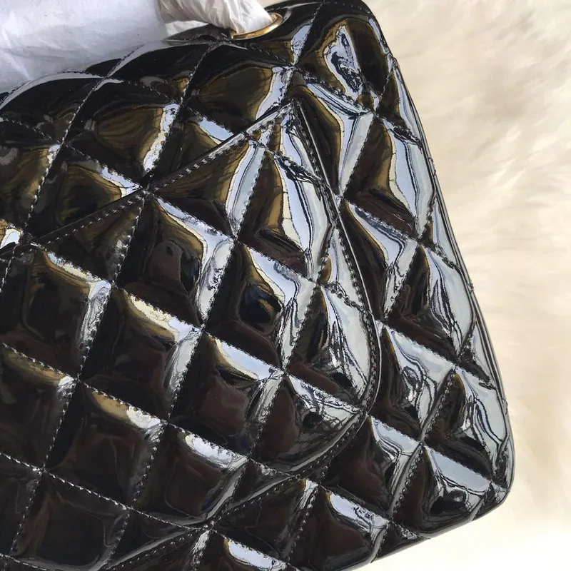 Chanel CF A01113 Jumbo Classic Flap Bag v černé lakované kůži se zlatem