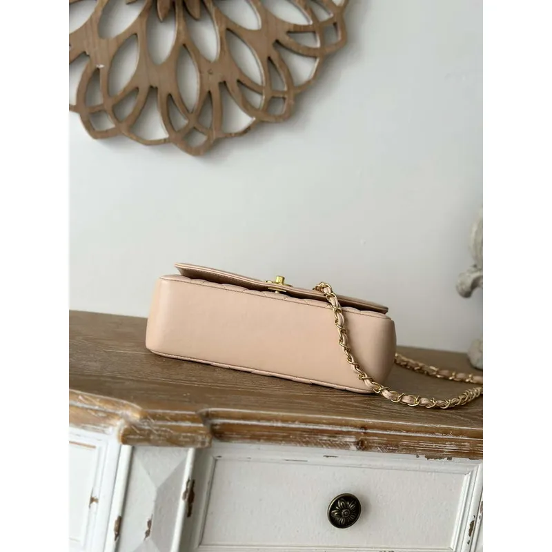 Chanel AS2221 Kabelka s klopou a řetízkem z jehněčí kůže a zlatého kovu v barvě meruňky