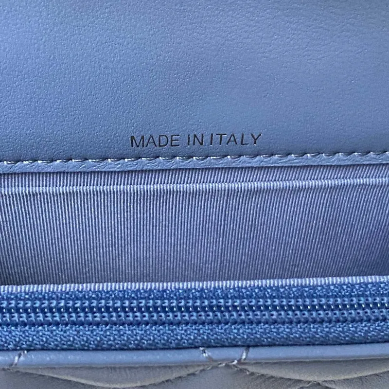 Držák na telefon Chanel s řetízkem CC z jehněčí kůže a zlatého kovu AP3226 modrý