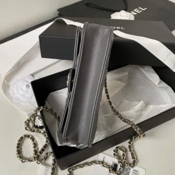 Držák na telefon Chanel s řetízkem CC z jehněčí kůže a zlatého kovu AP3226 šedý