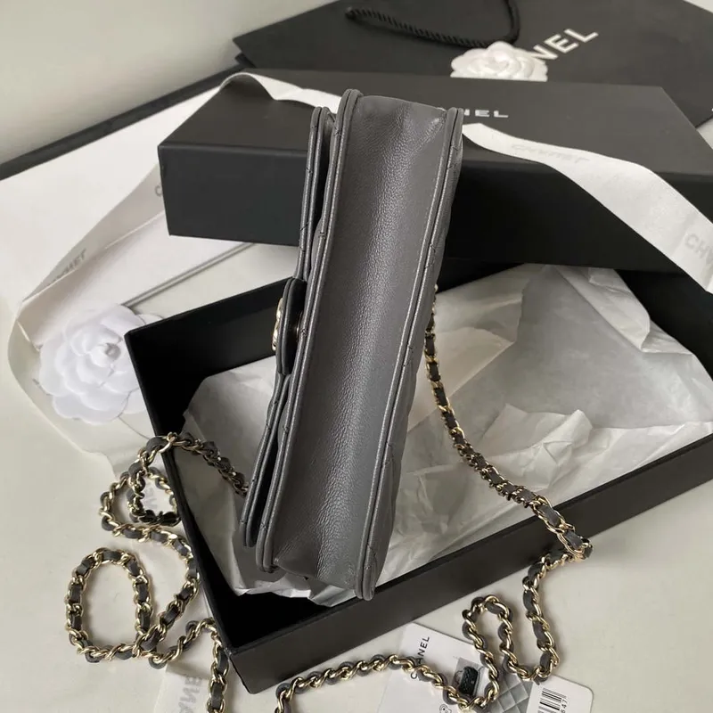 Držák na telefon Chanel s řetízkem CC z jehněčí kůže a zlatého kovu AP3226 šedý