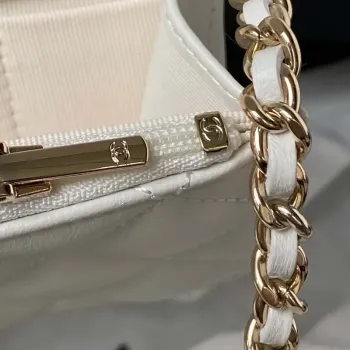 Držák na telefon Chanel s řetízkem CC z jehněčí kůže a zlatého kovu AP3226 bílá