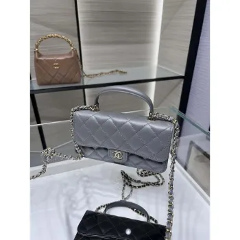 Chanel AP3226 Držák na telefon s řetízkem z jehněčí kůže a zlatého kovu, šedý