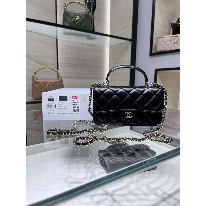 Chanel AP3226 Držák na telefon s řetízkem z jehněčí kůže a zlatého kovu, černý