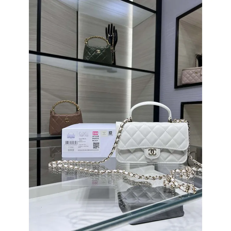 Chanel AP3226 Držák na telefon s řetízkem z jehněčí kůže a zlatého kovu, bílá barva