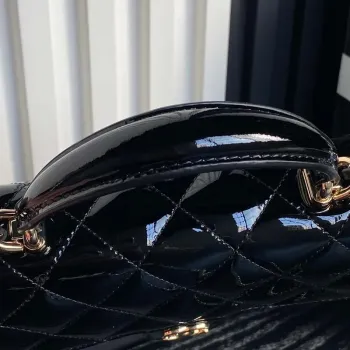 Chanel AP3226 Držák na telefon s řetízkem z patentované telecí kůže a zlatého kovu, černý