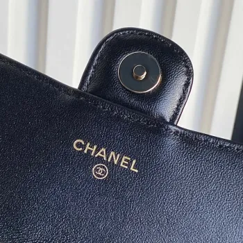 Chanel AP3226 Držák na telefon s řetízkem z patentované telecí kůže a zlatého kovu, černý