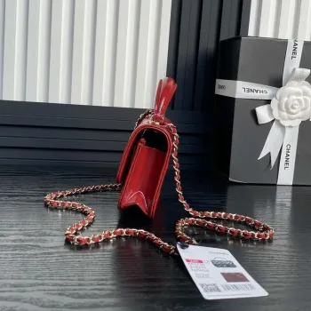 Chanel AP3226 Držák na telefon s řetízkem z patentované telecí kůže a zlatého kovu, červený