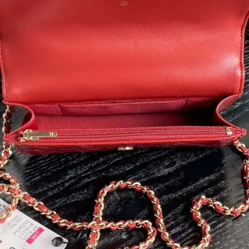 Chanel AP3226 Držák na telefon s řetízkem z patentované telecí kůže a zlatého kovu, červený