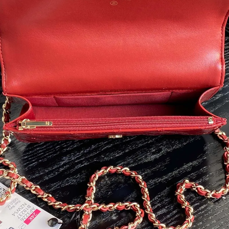 Chanel AP3226 Držák na telefon s řetízkem z patentované telecí kůže a zlatého kovu, červený