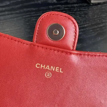 Chanel AP3226 Držák na telefon s řetízkem z patentované telecí kůže a zlatého kovu, červený