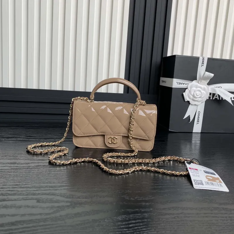 Chanel AP3226 Držák na telefon s řetízkem z patentované telecí kůže a zlatého kovu v barvě meruňky