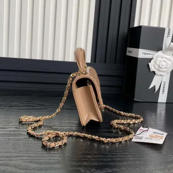 Chanel AP3226 Držák na telefon s řetízkem z patentované telecí kůže a zlatého kovu v barvě meruňky