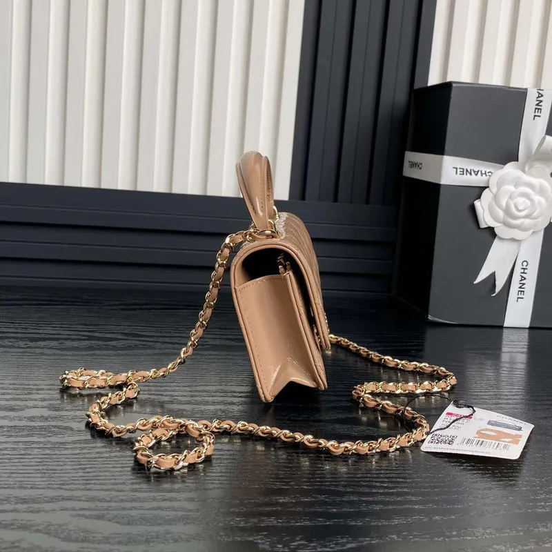 Chanel AP3226 Držák na telefon s řetízkem z patentované telecí kůže a zlatého kovu v barvě meruňky