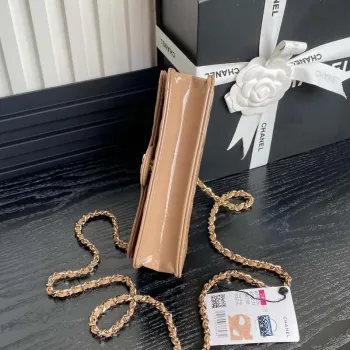 Chanel AP3226 Držák na telefon s řetízkem z patentované telecí kůže a zlatého kovu v barvě meruňky