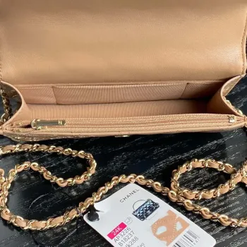 Chanel AP3226 Držák na telefon s řetízkem z patentované telecí kůže a zlatého kovu v barvě meruňky