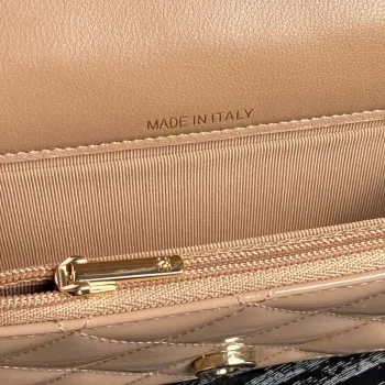 Chanel AP3226 Držák na telefon s řetízkem z patentované telecí kůže a zlatého kovu v barvě meruňky