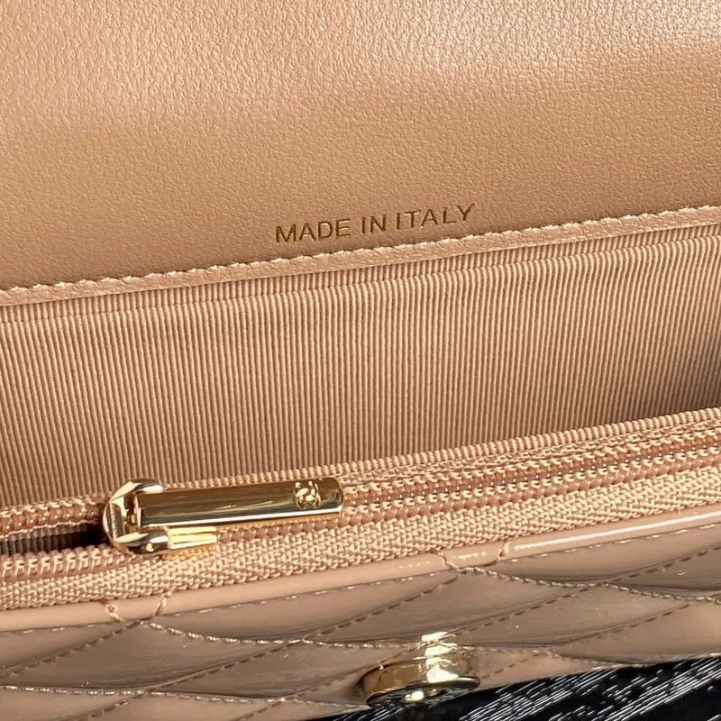 Chanel AP3226 Držák na telefon s řetízkem z patentované telecí kůže a zlatého kovu v barvě meruňky